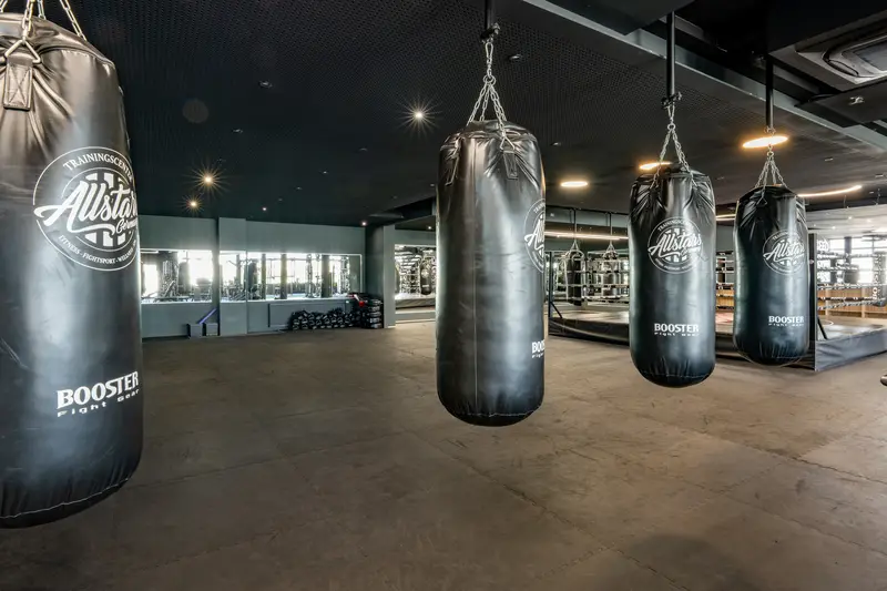 Reihe schwerer Sandsäcke im Boxbereich
