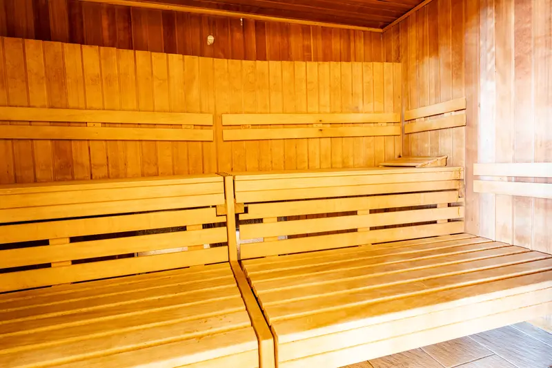 Sauna mit Holzbänken